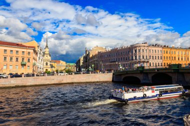St. Petersburg, Rusya - 26 Haziran 2019: Turistlerle dolu tekneler Saint Petersburg, Rusya 'da Fontanka nehrinde yelken açıyor