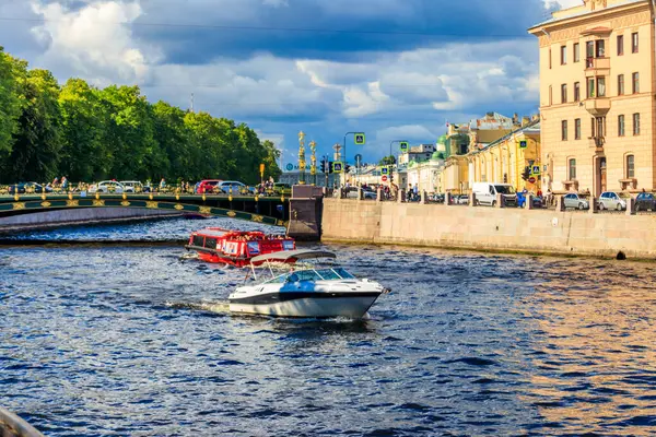 St. Petersburg, Rusya - 26 Haziran 2019: Saint Petersburg, Rusya 'daki Panteleymonovsky Köprüsü yakınlarındaki Fontanka nehrinde yelken açan turist gemileri