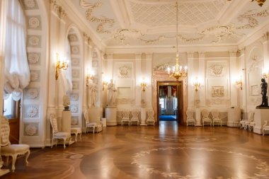 Gatchina, Rusya - 27 Haziran 2019: Büyük Gatchina Sarayı 'ndaki Beyaz Salon, Rusya