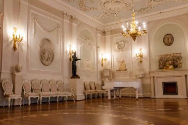 Gatchina, Rusya - 27 Haziran 2019: Büyük Gatchina Sarayı 'ndaki Beyaz Salon, Rusya