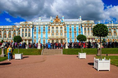 Puşkin, Rusya - 28 Haziran 2019, Saint Petersburg, Rusya 'nın 30 km güneyinde, Puşkin (Tsarskoye Selo) kasabasında bir Rococo sarayıdır. Rus Çarları 'nın yazlık eviydi.