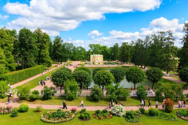 Puşkin, Rusya - 28 Haziran 2019: Tsarskoye Selo, Puşkin, Rusya 'daki Catherine Park' taki Yukarı Hamam pavyonu