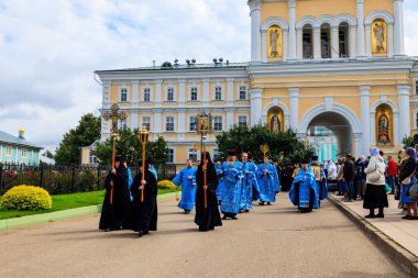 Diveyevo, Rusya - 10 Ağustos 2019: Diveyevo, Rusya 'daki Kutsal Trinity-Saint Seraphim-Diveyevo Manastırı' nda Ortodoks Hıristiyanların dini geçit töreni