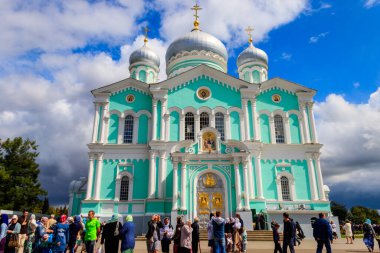 Diveyevo, Rusya - 10 Ağustos 2019: Diveyevo, Rusya 'daki Kutsal Üçlü-Aziz Serafim-Diveyevo Manastırı' nın Üçlemeci Katedrali