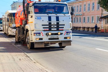 Vladimir, Rusya - 13 Ağustos 2019: Vladimir, Rusya 'da bir şehir caddesini tarayan endüstriyel yol temizleyicisi. Toplum yol hizmetleri, sokak temizliği, yol ekipmanları