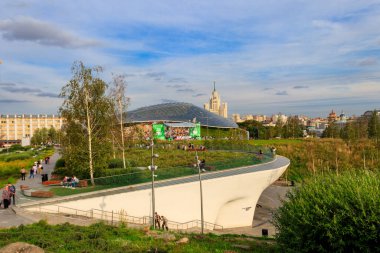 Moskova, Rusya - 15 Ağustos 2019: Moskova, Rusya 'daki Zaryadye parkında büyük bir amfi tiyatro. Stalin 'in arka plandaki Kotelnicheskaya seti üzerindeki gökdeleni