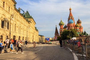 Moskova, Rusya - 15 Ağustos 2019: St. Basil 'in Katedrali ve GUM (Dışişleri Bakanlığı Mağazası) daha önce Moskova, Rusya' da Kızıl Meydan 'daki Yukarı Ticaret Sıraları olarak biliniyordu.