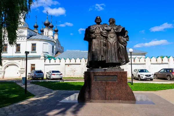 stock image Murom, Russia - August 12, 2019: Monument to Saints Peter and Fevronia of Murom in front of Annunciation monastery in Murom, Russia