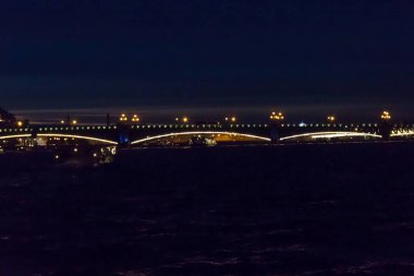 St. Petersburg, Rusya 'daki Neva nehrinden Trinity Köprüsü' nün gece manzarası