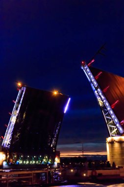 Saray asma köprüsünün açılışı. Saint Petersburg, Rusya 'daki Neva nehrinin saray köprüsünün gece manzarası