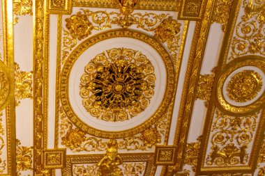Süslü, yaldızlı altın tavanın yakın çekimi