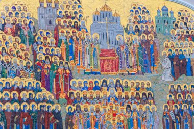 Rusya 'nın Diveyevo kentindeki Kutsal Trinity-Saint Seraphim-Diveyevo manastırında bir binanın ön cephesinde büyük bir mozaik ikonu
