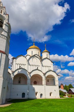 Rusya, Suzdal 'daki şefaat katedrali (Pokrovsky) manastırı. Rusya 'nın altın yüzüğü