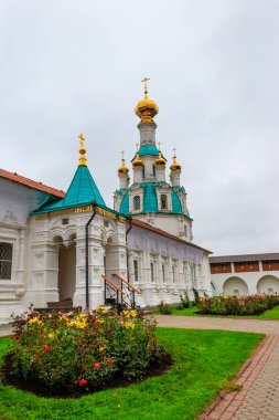 Yaroslavl, Rusya 'daki Vvedensky Tolga manastırında hastane koğuşlarıyla Mucizevi Kurtarıcı Kilisesi