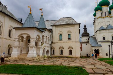 Rostov, Rusya - 14 Ağustos 2019: Rostov Kremlin 'in mimari topluluğu, Rusya. Rusya 'nın altın yüzüğü