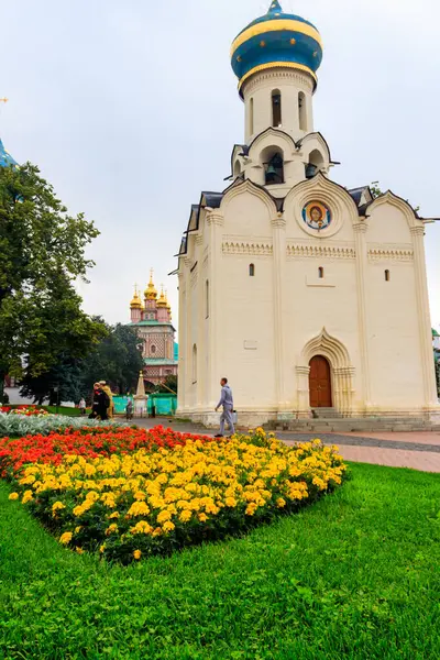 Sergiev Posad, Rusya - 15 Ağustos 2019: Sergiev Posad, Rusya 'daki Trinity Lavra Kutsal Ruh Kilisesi