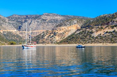 Antalya 'nın Kekova adası yakınlarındaki Akdeniz' de denize açılan yatlar. Türk Rivierası