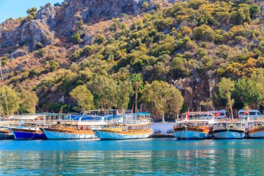 Türkiye 'de Akdeniz kıyısında turist botları bulunan liman