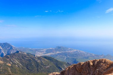 Türkiye 'nin Antalya ilinin Kemer ilçesi yakınlarındaki Tahtali dağının tepesinden Taurus dağları ve Akdeniz manzarası
