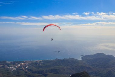 Türkiye 'nin Antalya ilinin Kemer ilçesi yakınlarındaki Tahtali dağının tepesinden paraşütçüler uçuyor. Aktif yaşam tarzı ve ekstrem spor macerası kavramı