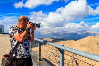 Antalya 'nın Kemer ilçesi yakınlarındaki Tahtali dağının tepesinde fotoğraf çeken profesyonel kameralı gezgin fotoğrafçı