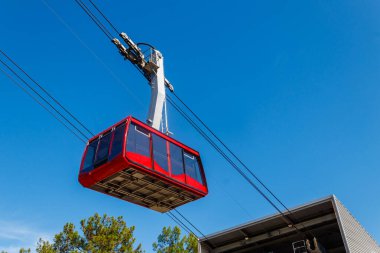 Antalya ilinin Tahtali Dağı 'nın zirvesine giden yolda giden teleferik, Türkiye' nin Antalya kentinde