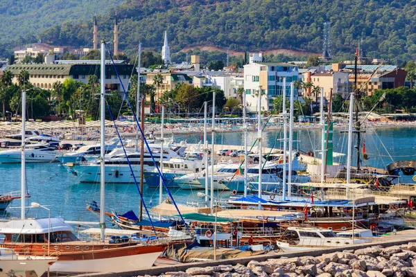 Türkiye 'nin Antalya ilinin Kemer limanındaki beyaz yatlar. Akdeniz 'de Kemer Marina