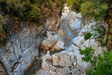 Antalya 'nın Kesme Bogaz kanyonunda bir dağ nehri manzarası