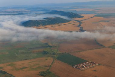 Bulgaristan 'daki dağların ve tarlaların havadan görünüşü. Uçaktan görünüm