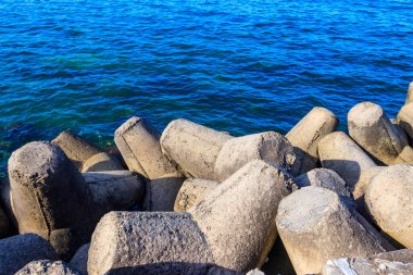 Karadeniz kıyısında beton kırıkları. Yüksek dalgalara karşı kıyı yapısı için koruma