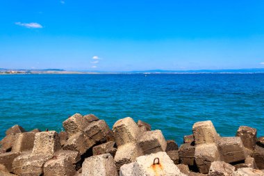Karadeniz kıyısında beton kırıkları. Yüksek dalgalara karşı kıyı yapısı için koruma