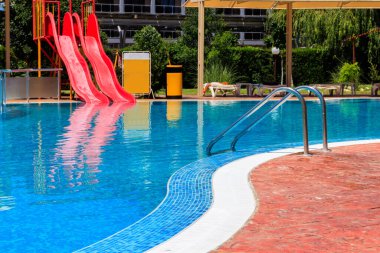 Tropik yaz otelinde su kaydırağıyla yüzme havuzu
