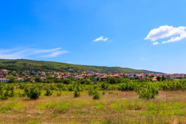 Bulgaristan 'ın Sveti Vlas kenti ve Balkan dağları manzaralı