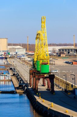 Polonya 'nın Szczecin kentindeki eski vinçler