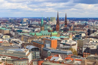 Almanya 'nın Hamburg şehir merkezinin havadan görüntüsü. St. Michael Kilisesi 'nin çan kulesinden görüntü