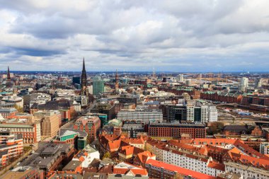 Almanya 'nın Hamburg şehir merkezinin havadan görüntüsü. St. Michael Kilisesi 'nin çan kulesinden görüntü