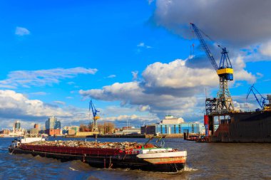 Hamburg, Almanya 'daki Elbe nehrinde geri dönüşüm için hurda metal taşıyan sanayi mavnası.