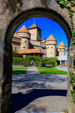 Chillon Kalesi 'nin taş kemerden görünüşü. Montreux, İsviçre