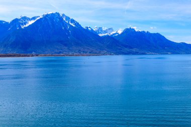 İsviçre 'nin Montreux kentindeki Alpler ve Cenevre Gölü manzarası