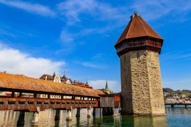 İsviçre 'nin Lucerne şehrinde Reuss Nehri' ni kapsayan şapel köprüsü.