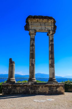 İsviçre, Nyon 'daki antik Roma sütunlarının kalıntıları.