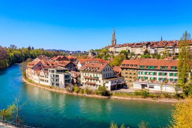 Aare nehri ve İsviçre 'nin eski Bern kasabası manzarası