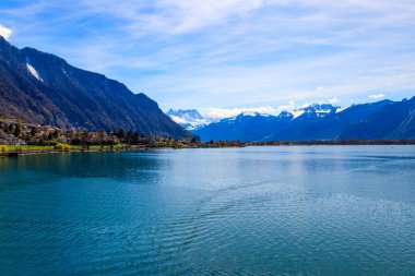 İsviçre 'nin Montreux kentindeki Alpler ve Cenevre Gölü manzarası