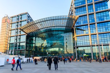 Berlin, Almanya - 22 Mart 2022: Berlin ana tren istasyonu (Hauptbahnhof), Almanya