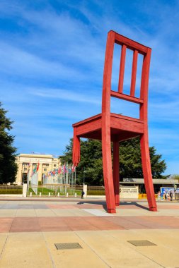 Cenevre, İsviçre - 11 Nisan 2022: İsviçre 'nin Cenevre kentindeki Birleşmiş Milletler Sarayı' nın önündeki Kırık Sandalye Anıtı. Kara mayınlarının tüm kurbanlarına adanmıştır. Sanatçı Daniel Berset ve Louis Geneve