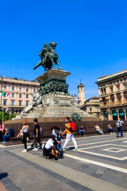 Milan, İtalya - 10 Mayıs 2022: İtalya 'nın ilk kralı Vittorio Emanuele' nin Milano 'daki Piazza del Duomo (Katedral Meydanı) anıtı