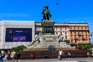 Milan, İtalya - 10 Mayıs 2022: İtalya 'nın ilk kralı Vittorio Emanuele' nin Milano 'daki Piazza del Duomo (Katedral Meydanı) anıtı