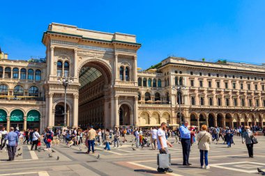 Milan, İtalya - 10 Mayıs 2022: Milano, Lombardiya, İtalya 'daki Piazza del Duomo' daki Vittorio Emanuele Galerisi (Katedral Meydanı)