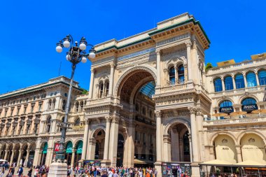 Milan, İtalya - 10 Mayıs 2022: Milano, Lombardiya, İtalya 'daki Piazza del Duomo' daki Vittorio Emanuele Galerisi (Katedral Meydanı)