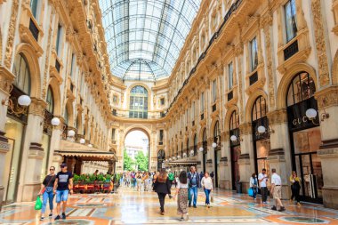Milan, İtalya - 10 Mayıs 2022: Milano, Lombardiya, İtalya 'daki Vittorio Emanuele Galerisi